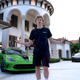 El youtuber Fórmula parado afuera de la nueva mansión que acaba de comprar junto con otros gamers de Fortnite.
